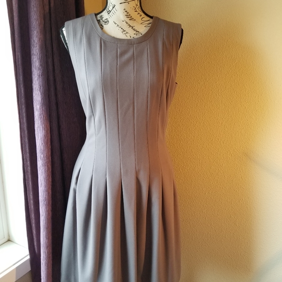 ⏳Timeless pleated dress -Never worn - Picture 1 of 7